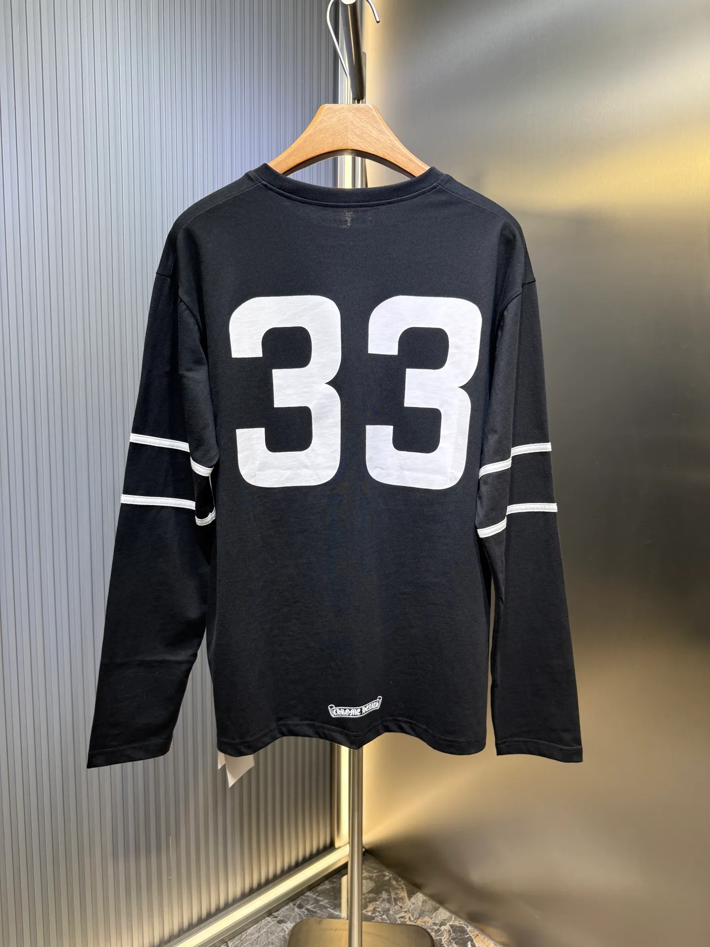 P290 🌟【Top original order】 CHROME HEARTS sports style printed slim long-sleeved T-shirt, it really shows off your figure! I love this simple and stylish T. It’s easy to wear every day. The overall fit is a good fit. The body has room to accommodate the figure. The upper body is comfortable and easy to wear without being tight. The three-quarter sleeves are designed with contrasting colors to enrich the sense of layering. It does not look monotonous and visually can also weaken the proportion of the shoulders. The front neckline and chest are printed with letters, which is very detailed. Whether worn alone or layered, his presence is indispensable. Wearing it casually is very high-end, and various Instagrams have put it on, showing off the street fashion items! Size S M L